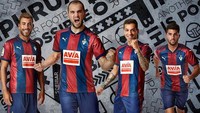 Eibar mengusung garis-garis tiga layer dalam jersey kandang tahun ini. Warna merah diapit warna biru, dengan lengan berwarna merah. Puma yabf menjadi pemasoknya. Foto: Istimewa