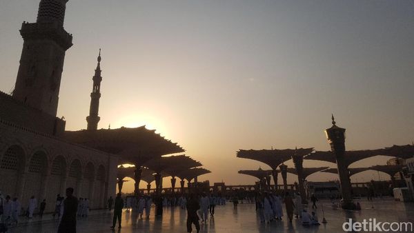 Foto: Matahari Terbit dan Payung Raksasa di Masjid Nabawi