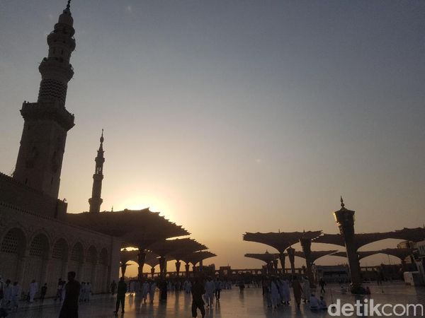 Foto: Matahari Terbit dan Payung Raksasa di Masjid Nabawi