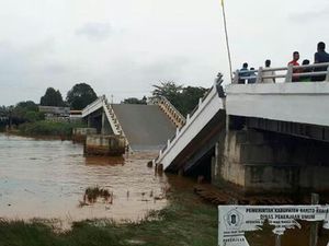 Foto Before-After Jembatan Senilai Rp 17 M di Kalsel yang Patah Foto Before-After Jembatan Senilai Rp 17 M di Kalsel yang Patah