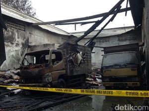 Empat Mobil Hangus Saat Kebakaran di Kapas Madya