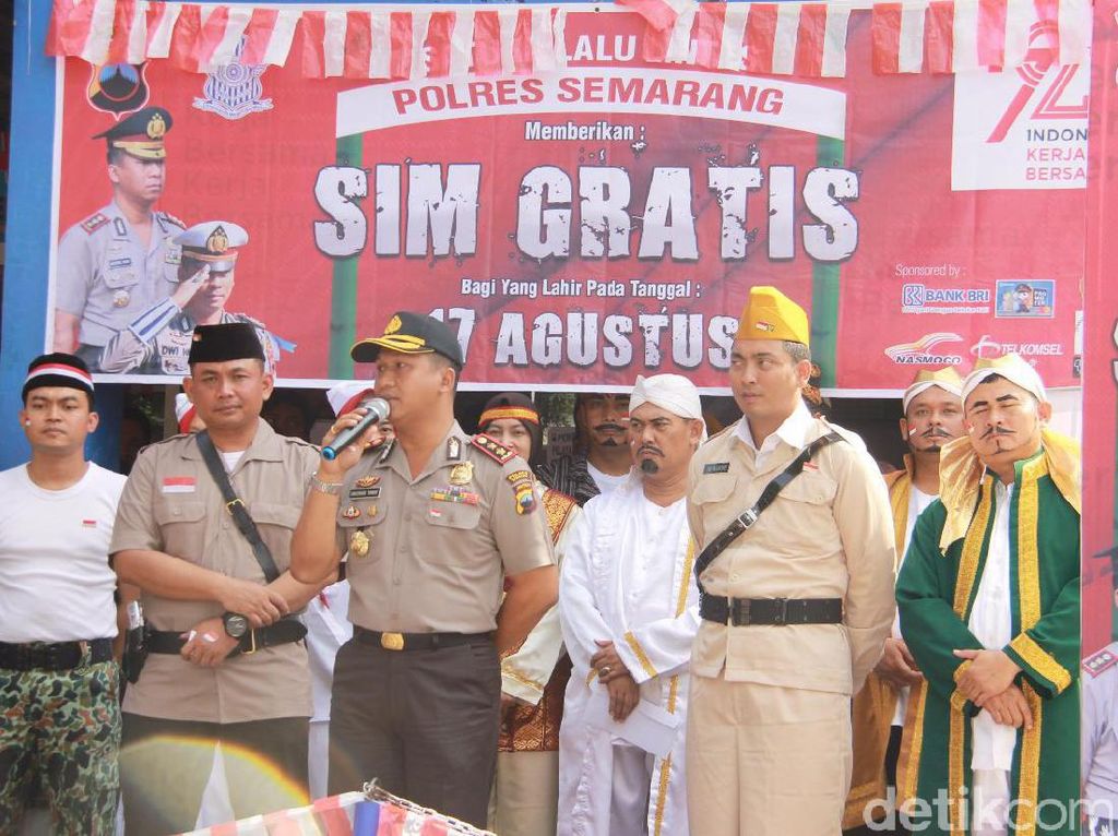 Berpakaian Jadul, Polisi Semarang Gratiskan Biaya Administrasi SIM Berpakaian Jadul, Polisi Semarang Gratiskan Biaya Administrasi SIM