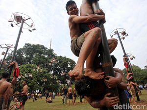 Ada Lomba Panjat Bambu di DPR, Apa Hadiahnya?