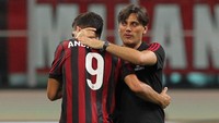 Pelatih Milan, Vincenzo Montella, bisa tersenyum lebar melihat timnya menang besar. Foto: Marco Luzzani/Getty Images