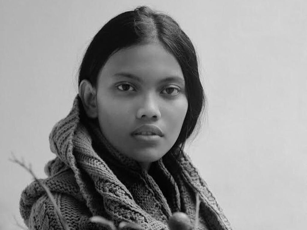 Profesional, Laras Sekar PD Pakai Baju Transparan di Paris Fashion Week Profesional, Laras Sekar PD Pakai Baju Transparan di Paris Fashion Week