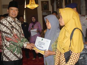 Terharunya Dua Janda ini saat Terima Asuransi Nelayan
