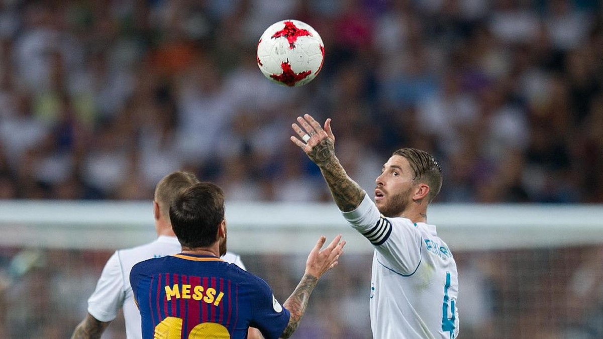 Lionel Messi dan Sergio Ramos tidak akrab-akrab amat di PSG. (Foto: Denis Doyle / Getty Images)