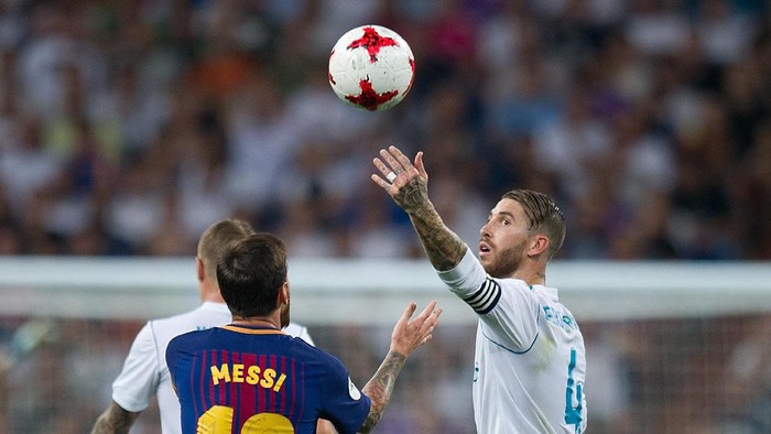 MADRID, SPAIN - AUGUST 16: Sergio Ramos of Real Madrid CF throws the ball in the air beside Lionel Messi of FC Barcelona after Barcelona were awarded a free kick during the Supercopa de Espana Final 2nd Leg match between Real Madrid and FC Barcelona at Estadio Santiago Bernabeu on August 16, 2017 in Madrid, Spain. (Photo by Denis Doyle/Getty Images)