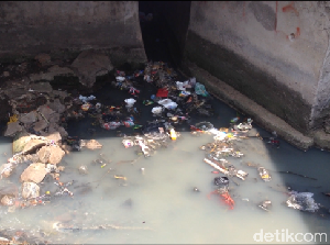 Ketika Papan Peringatan Buang Sampah Hanya Jadi Pajangan
