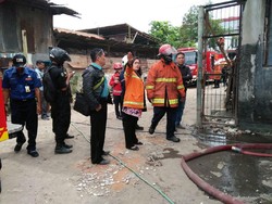 Penyimpanan Barang Bekas Terbakar, 6 Menit Api Dipadamkan