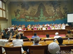 Curhat Jemaah First Travel di DPR: Uang Habis hingga Ibu Meninggal