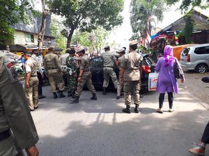 11 Mobil Parkir di Trotoar Jalan Percetakan Negara Digembosi