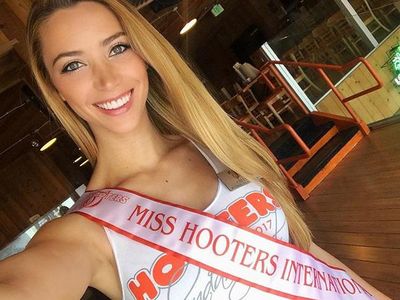 Cantiknya Miss Hooters International