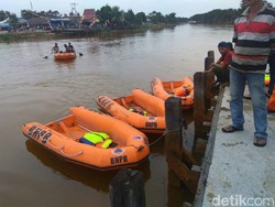 Jembatan Tanipah di Kalsel Patah, Perahu BPBD Seberangkan Warga