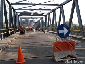 Jembatan Ngelom Ditutup, Arus Lalu Lintas Taman-Karang Pilang Macet Jembatan Ngelom Ditutup, Arus Lalu Lintas Taman-Karang Pilang Macet