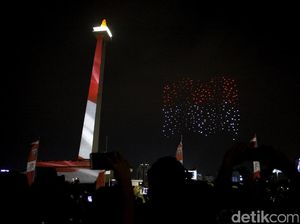 Melihat Utuh Konfigurasi Keren Ratusan Drone di Monas