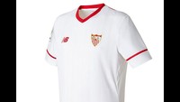 Seragam Sevilla tetap berwarna putih. Ada aksen garis merah di lengan dan kerah dalam jersey yang dipasok New Balance itu. (Foto: Istimewa)