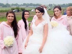 Unik! Pasangan Ini Habiskan Rp 242 Juta Gelar Pernikahan di Kandang Babi