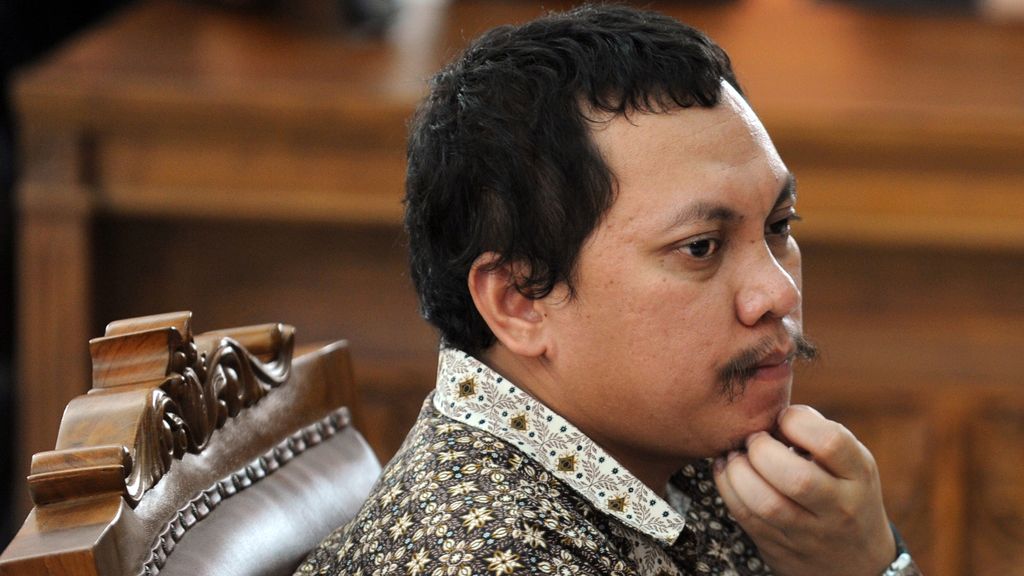 Indonesian tax officer Gayus Tambunan listens to the judge's verdict in Jakarta court on January 19, 2011. Tambunan, 31, who admited to causing hundreds of millions of dollars in state losses, was sentenced by the court to seven years in jail, well short of the 20 years sought by prosecutors. AFP PHOTO / ROMEO GACAD / AFP PHOTO / ROMEO GACAD
