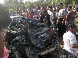 Kereta Tabrak Mobil, Satu Orang Tewas