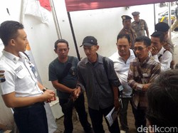 Puluhan Korban UN Swissindo Datangi Bank Mandiri KCP Pati