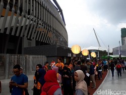 Pembukaan SEA Games Diserbu Masyarakat Malaysia...dan Hujan Deras