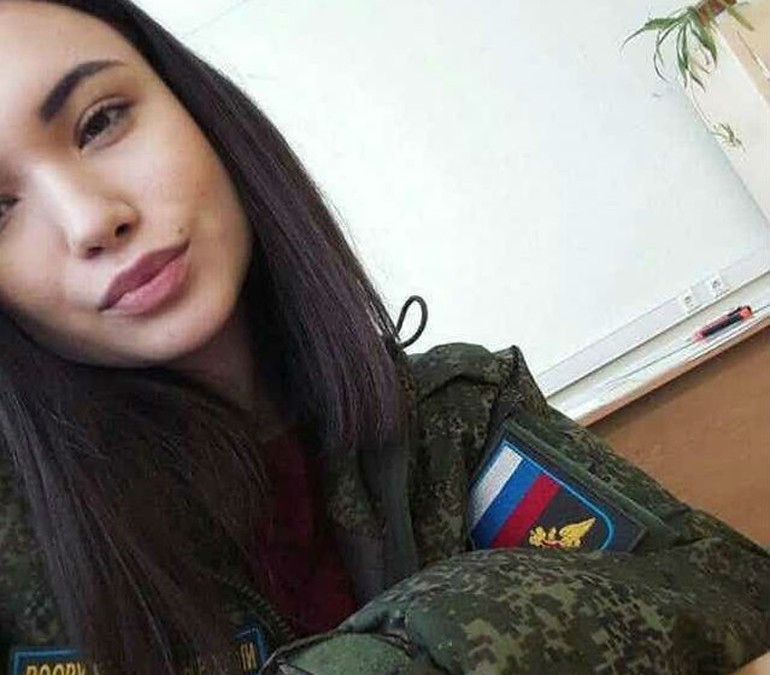 Follow girls. Селфи в военной форме. Военные девушки селфи. Селфи девушки в военной форме. Селфи в армейской форме.