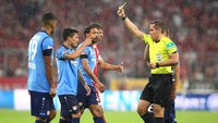 Bayern mendapat hadiah penalti di menit ke-52 menyusul pelanggaran Charles Aranguiz terhadap Robert Lewandowski. Aranguiz sendiri kemudian diberi kartu kuning oleh wasit. Foto: Michael Dalder/REUTERS