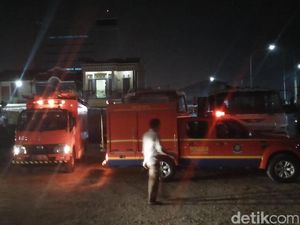 Petugas Damkar Gagal Bujuk Agustinus Turun dari SUTET