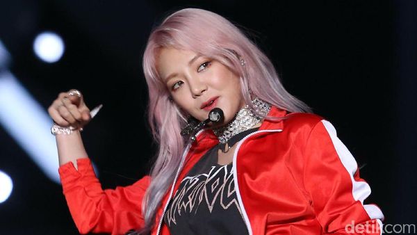 Lirikan Maut Hyoyeon SNSD di Atas Panggung