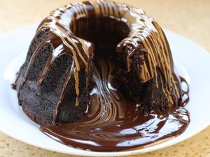 Kini Giliran Volcano Cake dengan Aliran Lava Cokelat Leleh Jadi Viral