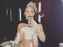 Penyanyi Pink Rajin Memerah ASI Nih, Yuk Kita Juga