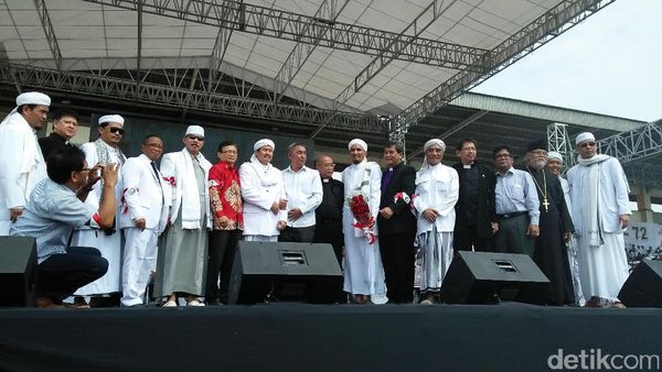 Foto: Massa FPI Simak Pesan Habib Rizieq dari Saudi