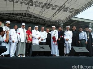 Foto: Massa FPI Simak Pesan Habib Rizieq dari Saudi
