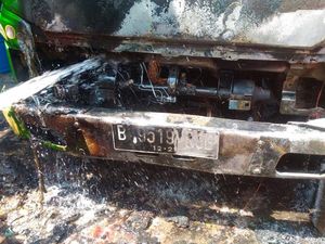 Tersambar Api, Truk di Duren Sawit Ludes Terbakar