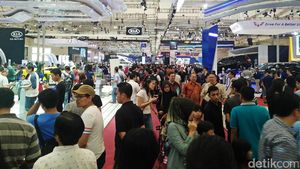 Akhir Pekan, Pengunjung Padati GIIAS 2017