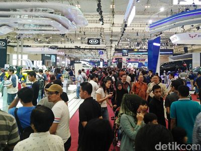 Akhir Pekan, Pengunjung Padati GIIAS 2017