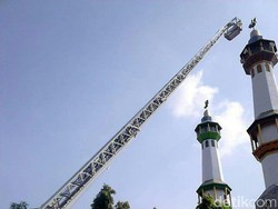 Kazim, Pria yang Pingsan di Menara Masjid Perbaiki Speaker Wafat