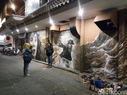 Menyaksikan Duel Menteri Susi vs Bajak Laut di Tembok Kota Solo