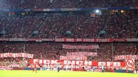 Dalam laga ini, suporter Bayern juga menyuarakan protesnya kepada Federasi Sepakbola Jerman (DFB). Foto: Michael Dalder/REUTERS