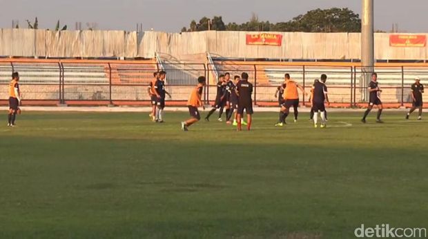 Suasana sesi latihan Persela Lamongan