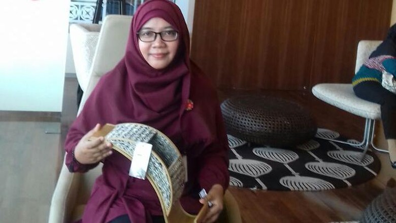 Bikin Kerajinan dari Koran Bekas, Wanita Ini Raup Omzet Puluhan Juta