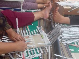 Melihat Cara Pembuatan Aneka Kerajinan Koran