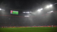 Hujan deras sempat mengguyur arena dan membuat start laga babak kedua tertunda beberapa menit. Foto: Michael Dalder/REUTERS