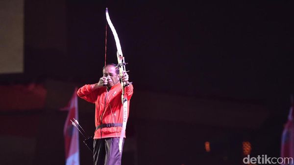 Aksi Memanah Jokowi di Countdown Asian Games 2018 yang Bikin Kagum