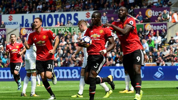 Eric Bailly usai mencetak gol untuk keunggulan 1-0 MU atas Swansea City. 