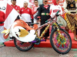 Begini Gaya Yasonna Hias Sepeda dari Jokowi