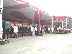 Pakai Baju Adat Sunda, PNS Ikuti Apel Besar HUT Jabar Ke-72