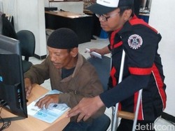 Hore, Penyandang Disabilitas di Surabaya Dapat SIM D