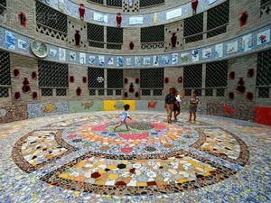 Wanita 86 Tahun Ini Rela Habiskan Rp 12 Miliar Bangun Istana Keramik